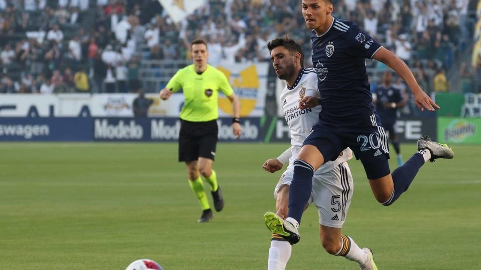 Alan Pulido&#39;s late PK gives Sporting KC draw with Galaxy