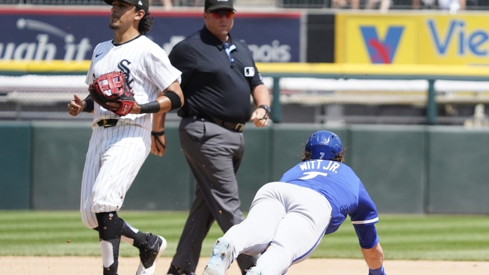 Royals wallop White Sox 10-3 to complete sweep