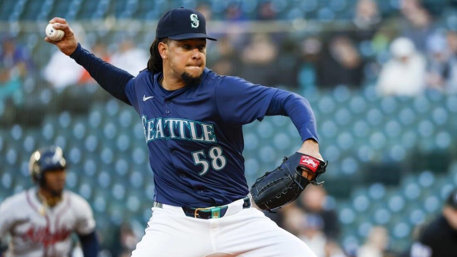 Luis Castillo continues cruising on mound as M&#39;s edge Braves