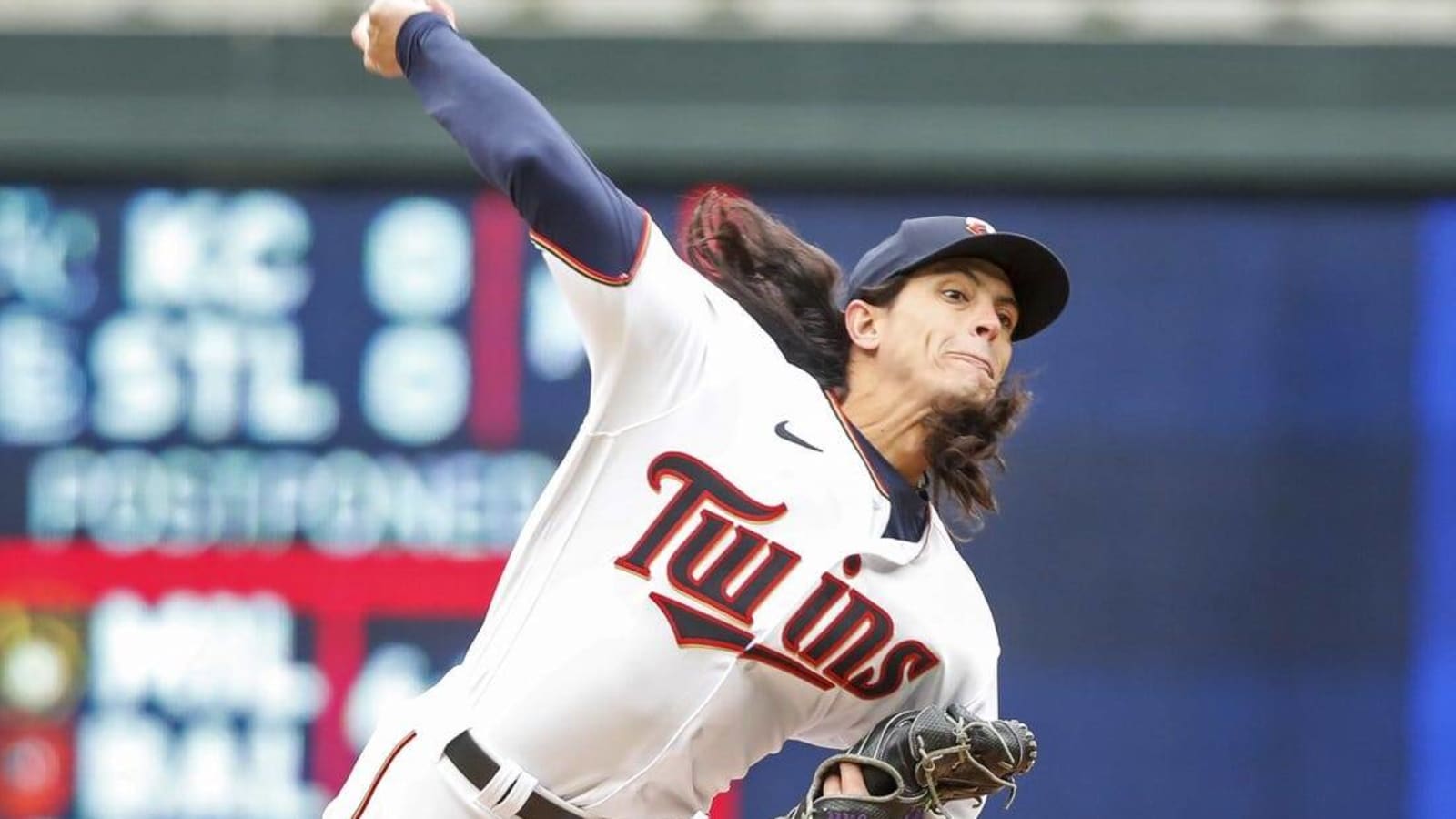 Twins recall RHP Ronny Henriquez from Triple-A