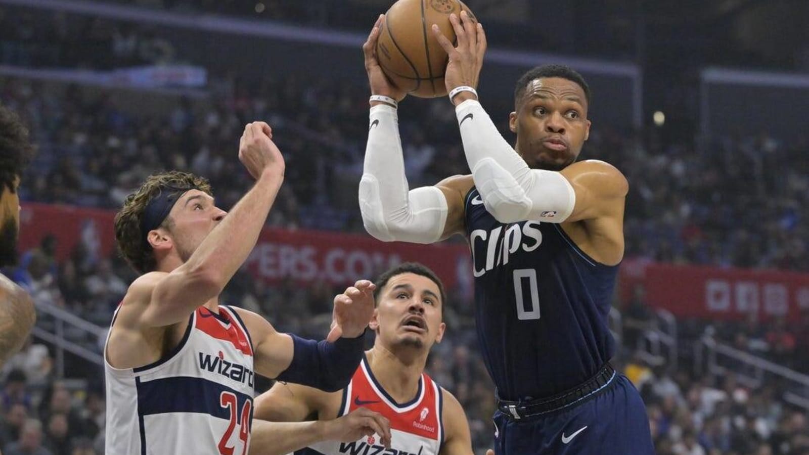 Clippers&#39; Russell Westbrook sustains fractured left hand