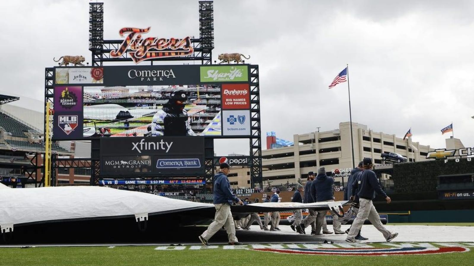 Cardinals-Tigers series opener postponed till Tuesday