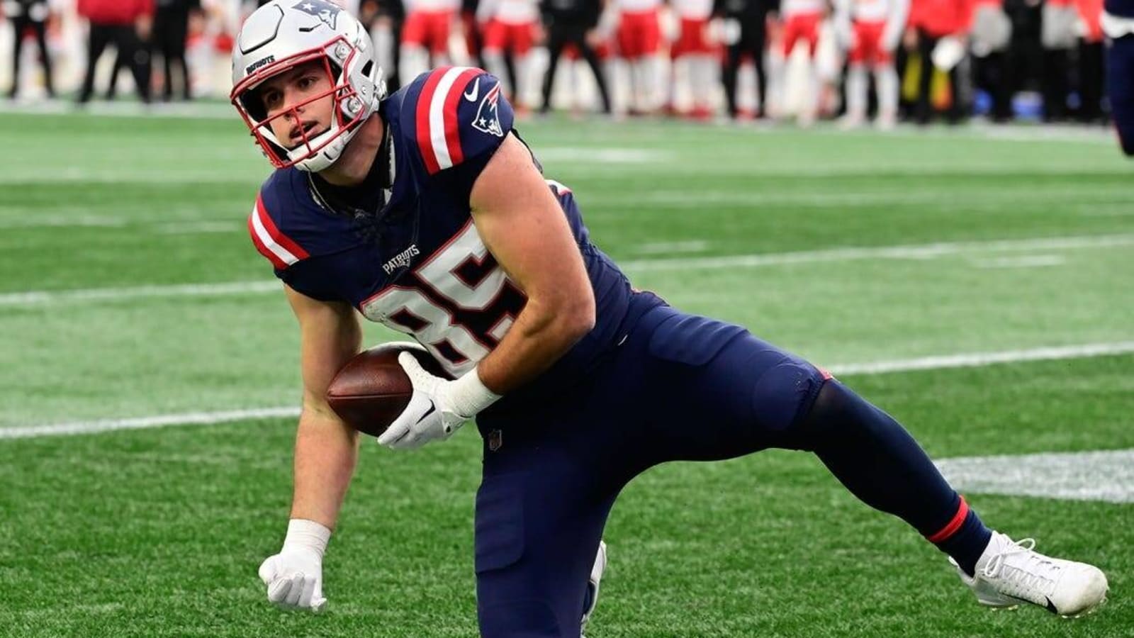 Reports: Patriots re-sign TE Hunter Henry