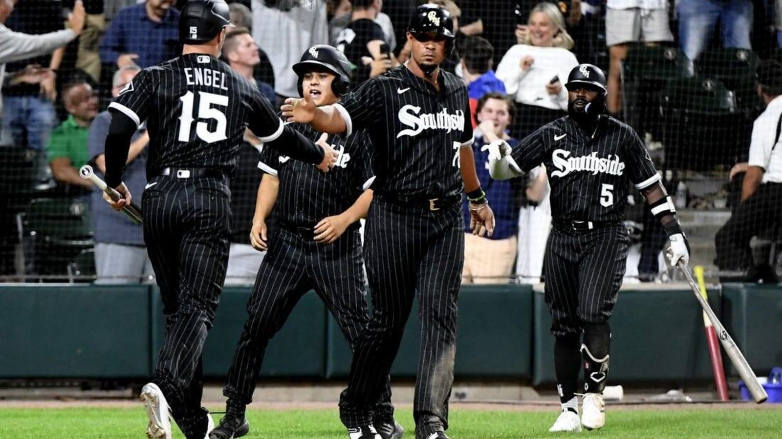 White Sox use late rally to edge Astros