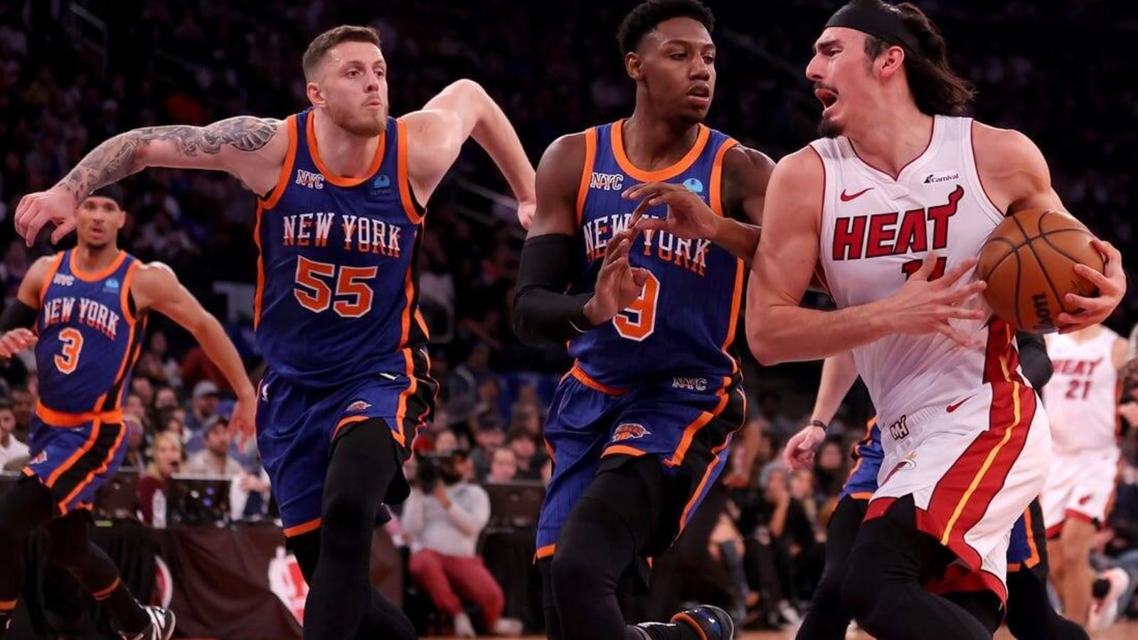 Knicks pull off late comeback for win over Heat