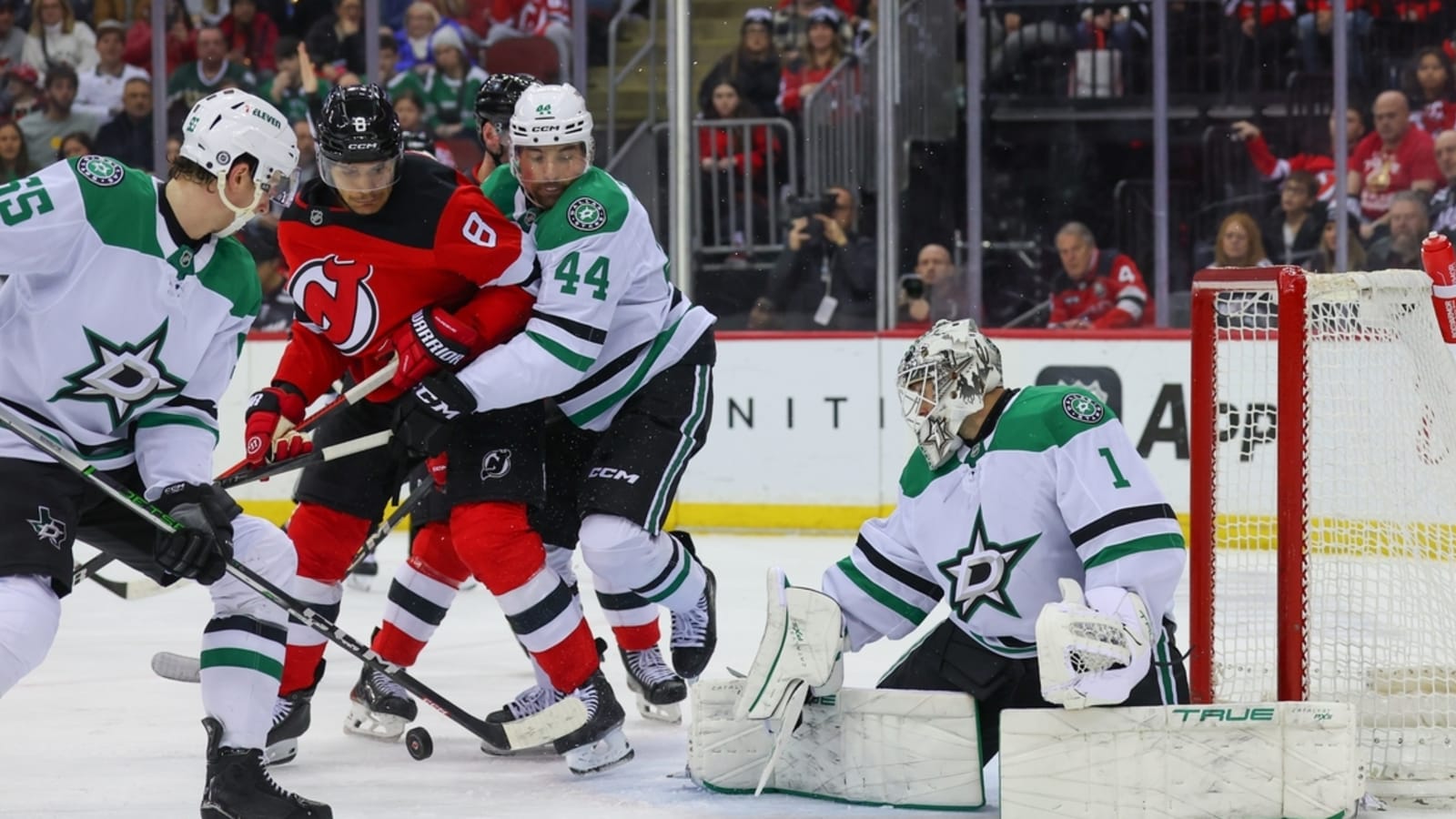 Stars seek to maintain momentum in clash with Islanders