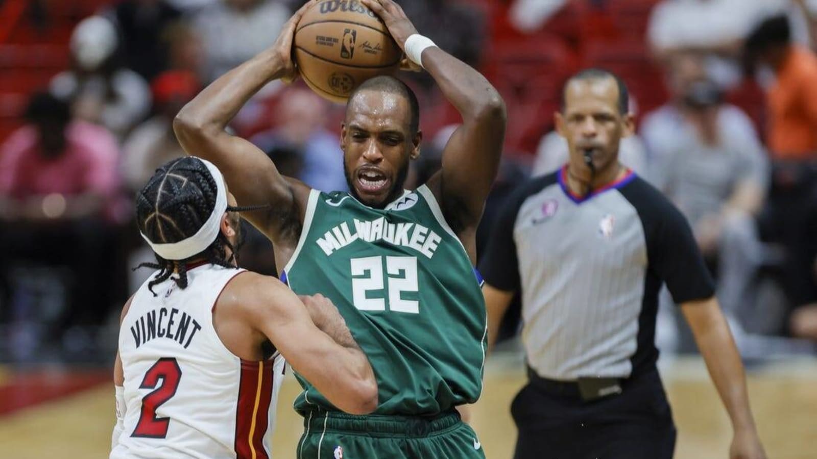 Report: Khris Middleton back with Bucks for 3 years, $102M