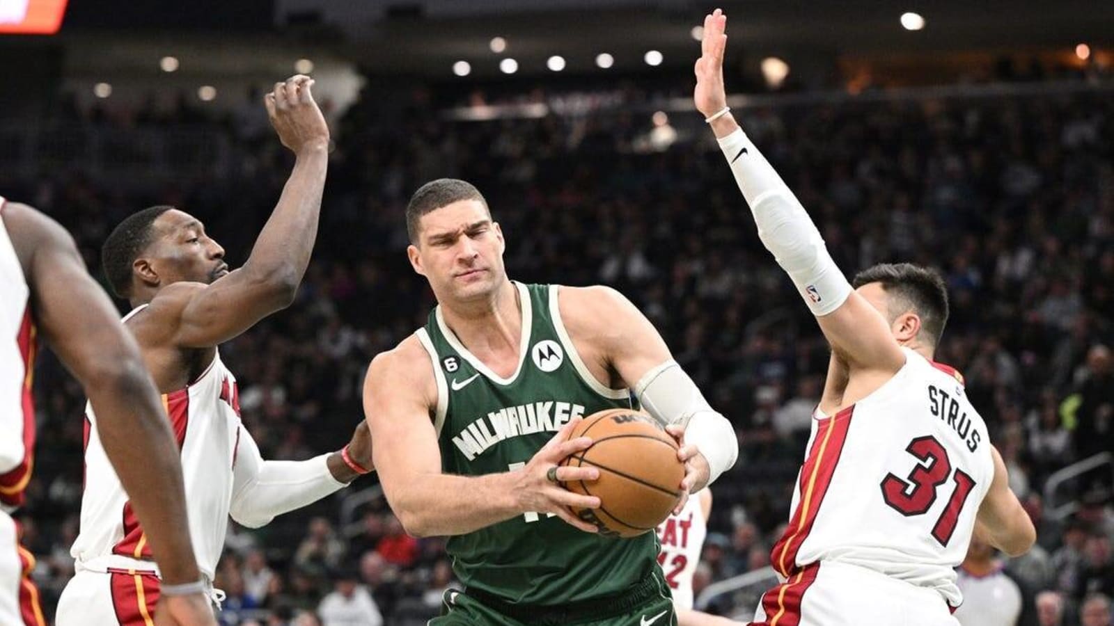 Report: Bucks re-sign Brook Lopez to 2-year, $48M deal