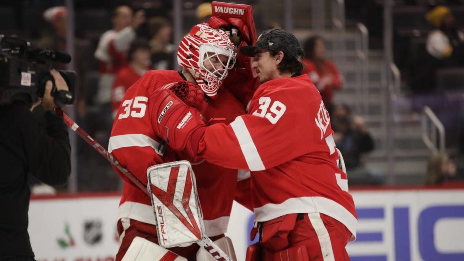 Red Wings dump Coyotes in shootout