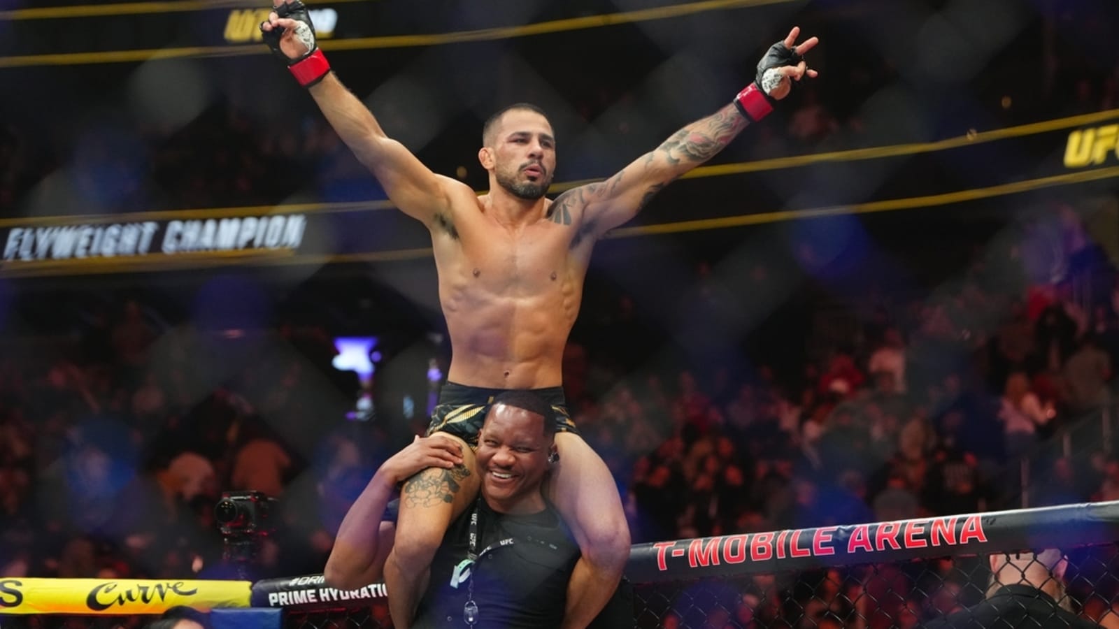 Alexandre Pantoja forces Kai Asakura to submit at UFC 310
