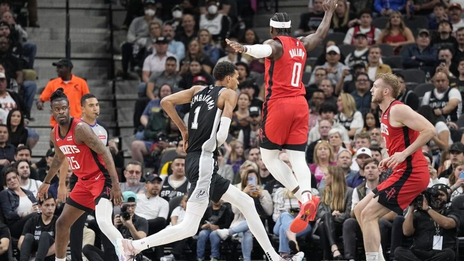 Rockets win back-and-forth battle with Spurs