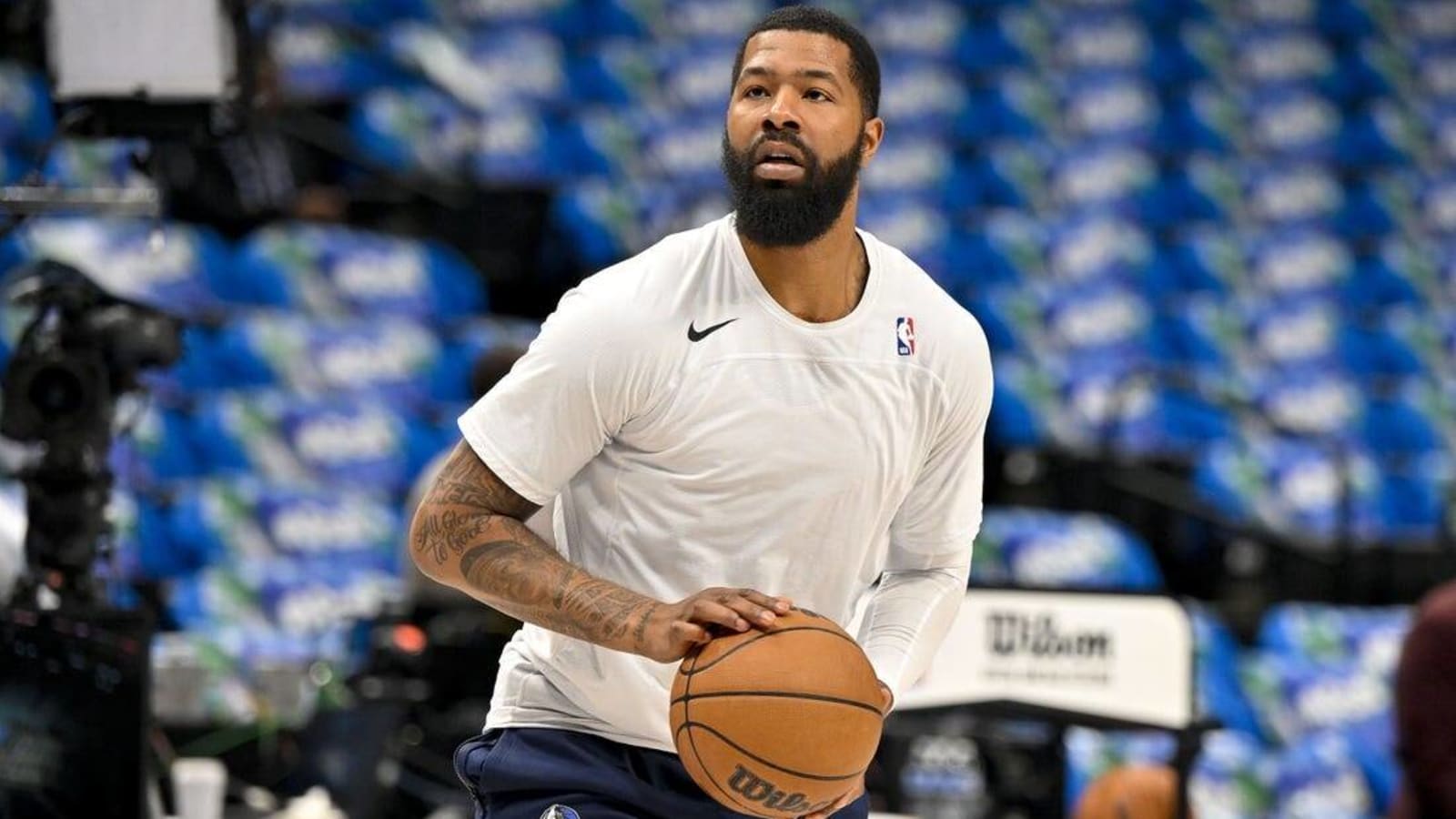 Mavericks re-sign F Markieff Morris