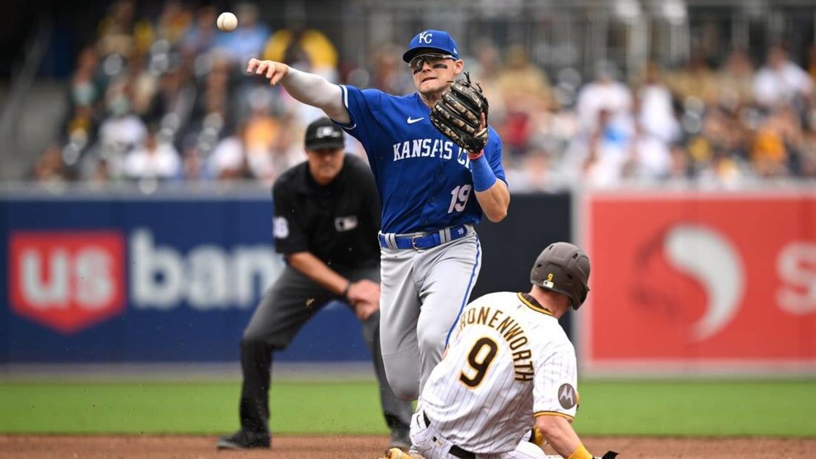 Royals outlast scuffling Padres, 4-3