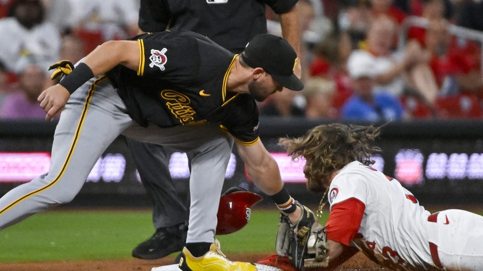 Lance Lynn pitches Cards past Pirates