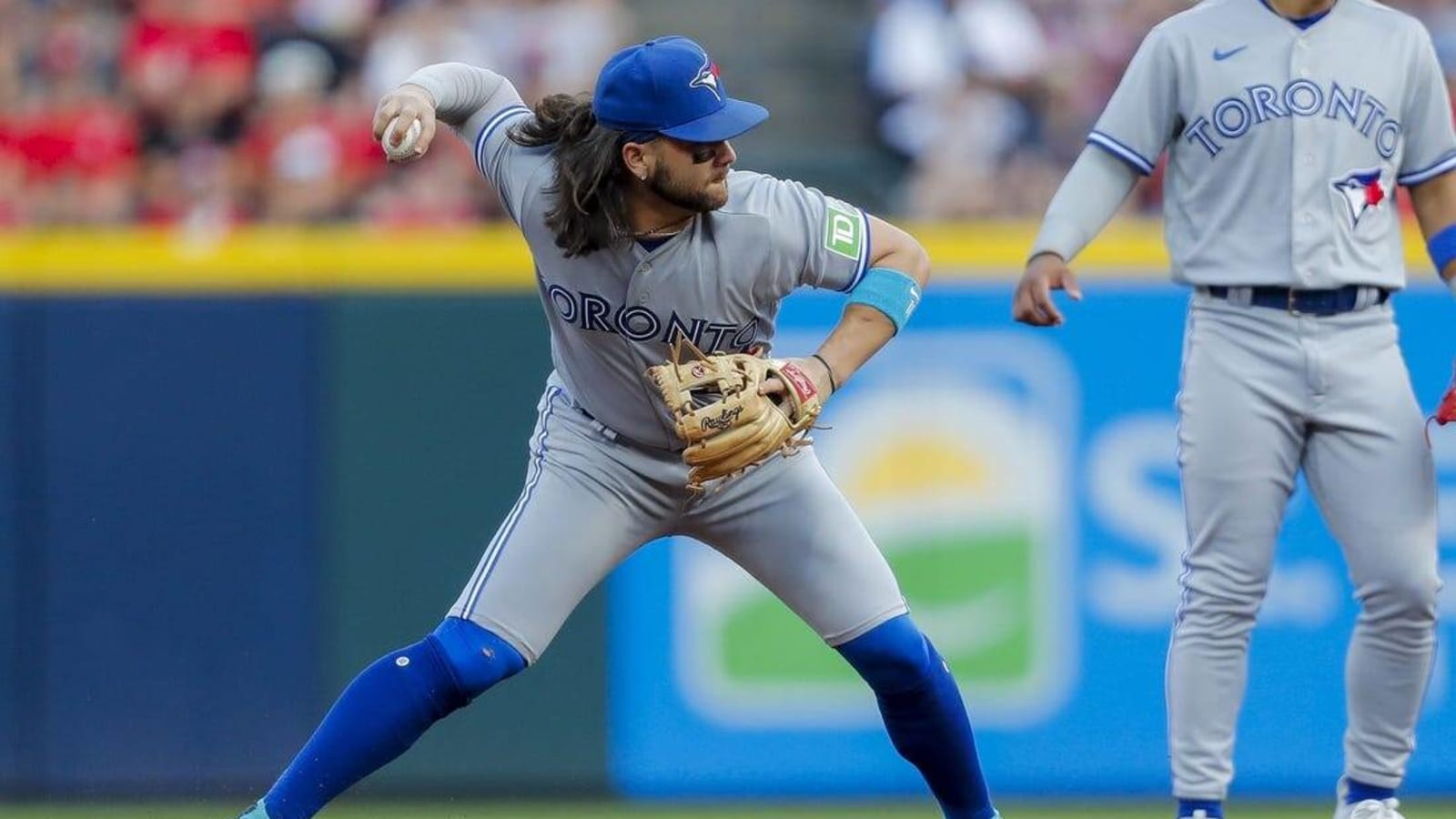 Blue Jays hold on to edge Reds, 4-3