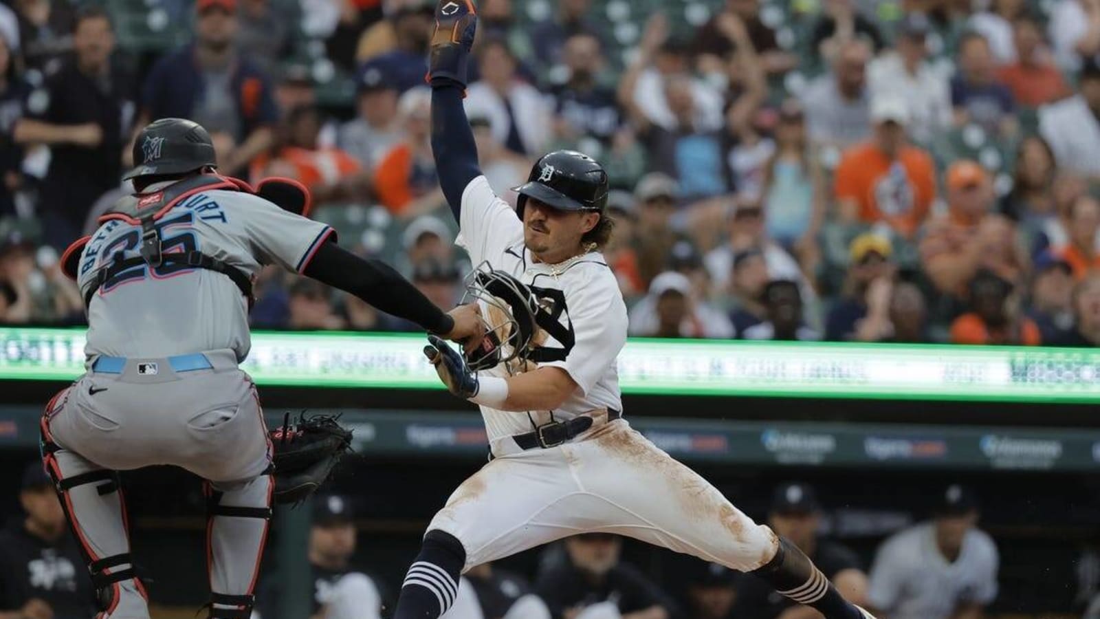 Tigers use 3-run eighth to top Marlins