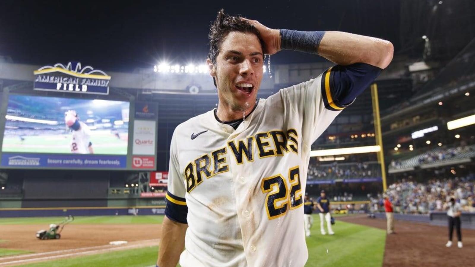 Brewers walk off Reds in battle for NL Central lead