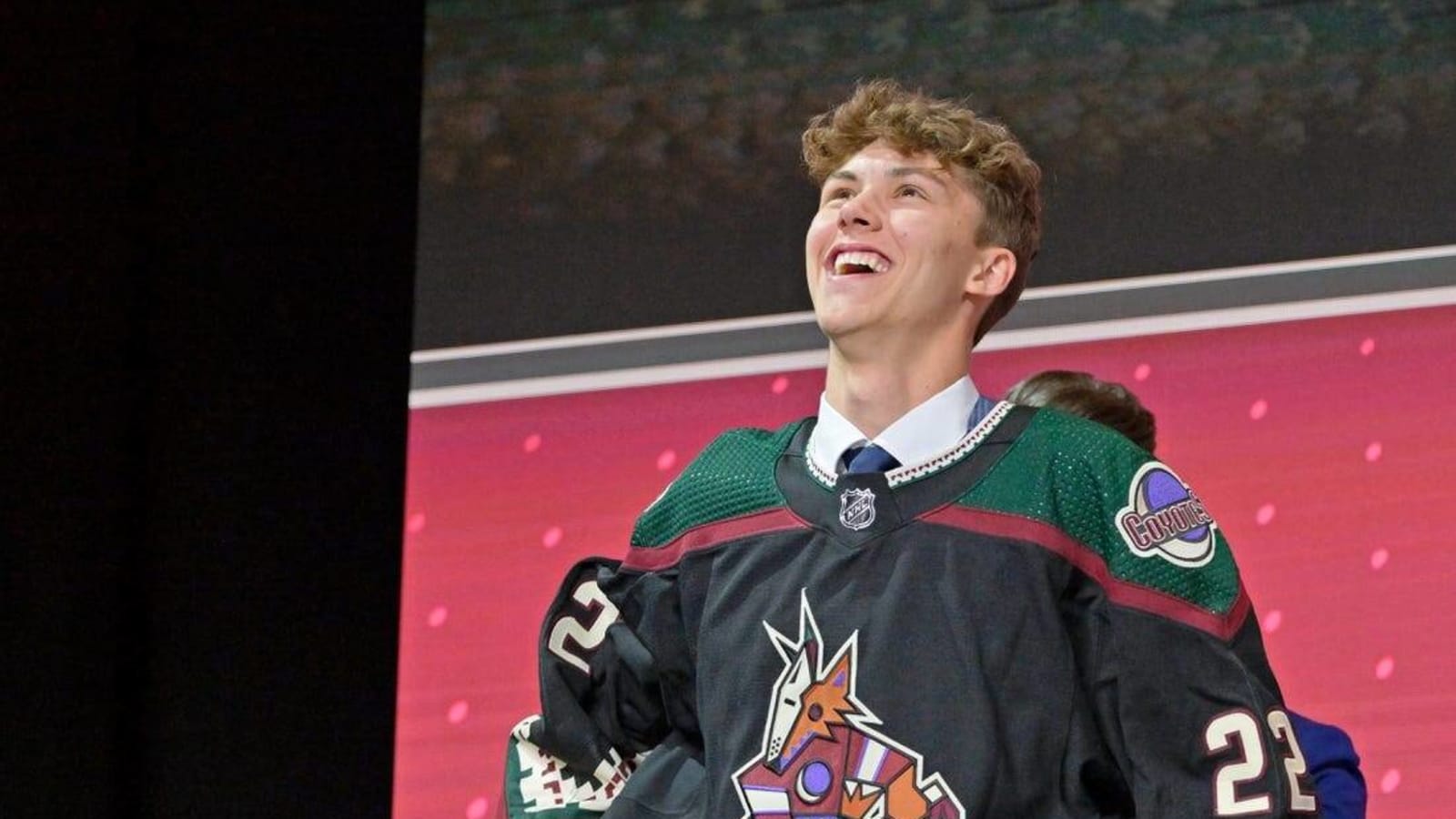 Coyotes sign first-rounder D Maveric Lamoureux
