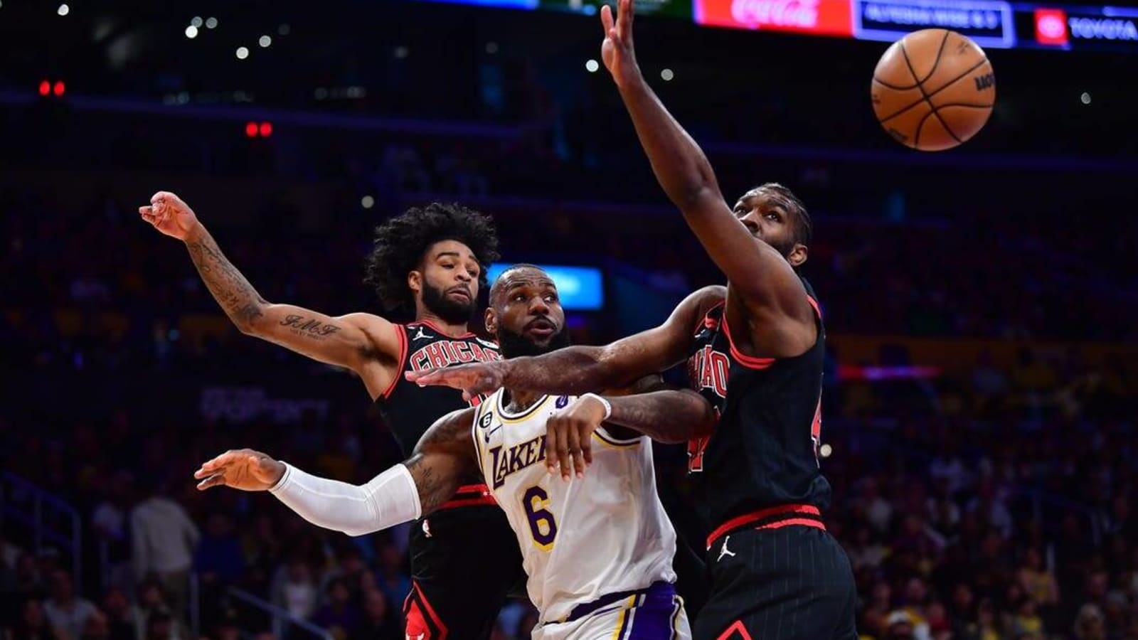 Bulls hold off Lakers in LeBron James&#39; return from injury