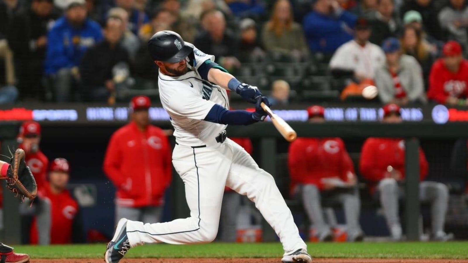 Mariners score season-high 9 runs in win over Reds