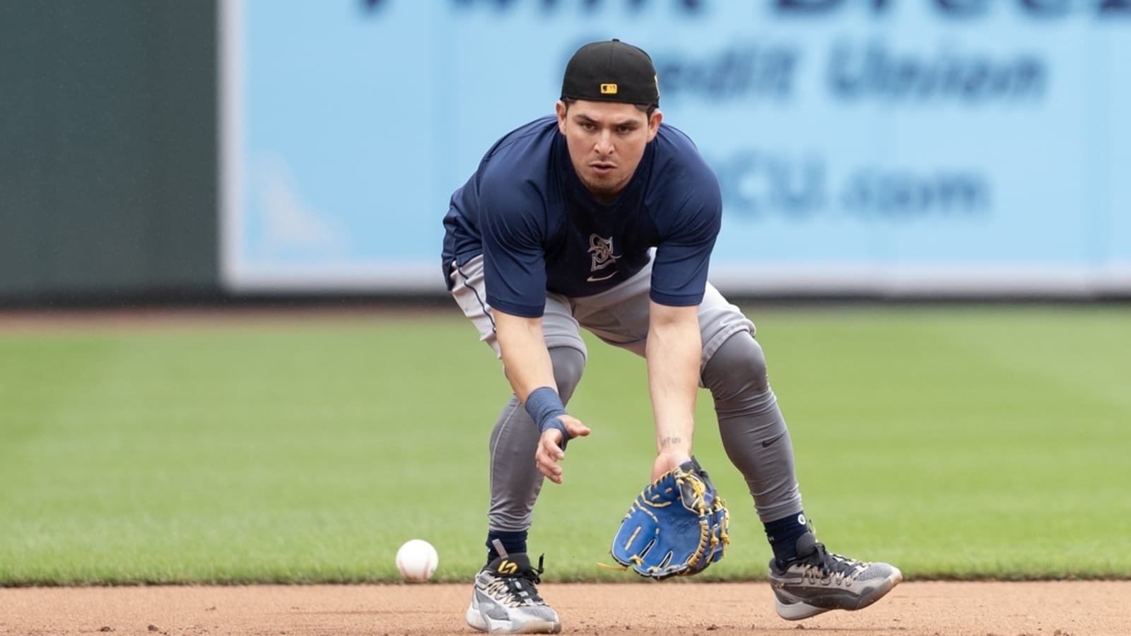 Athletics sign veteran INF Luis Urias