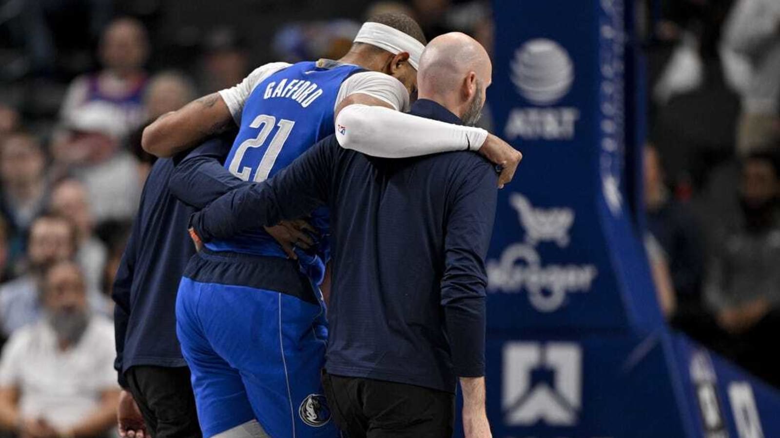 Mavs&#39; Daniel Gafford helped off court with knee injury
