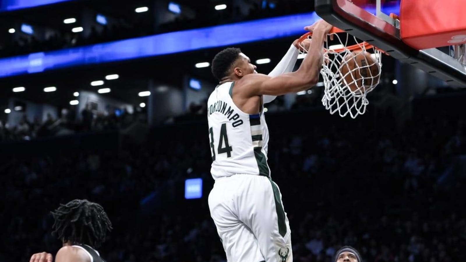 Giannis Antetokounmpo lifts Bucks to close win over Nets