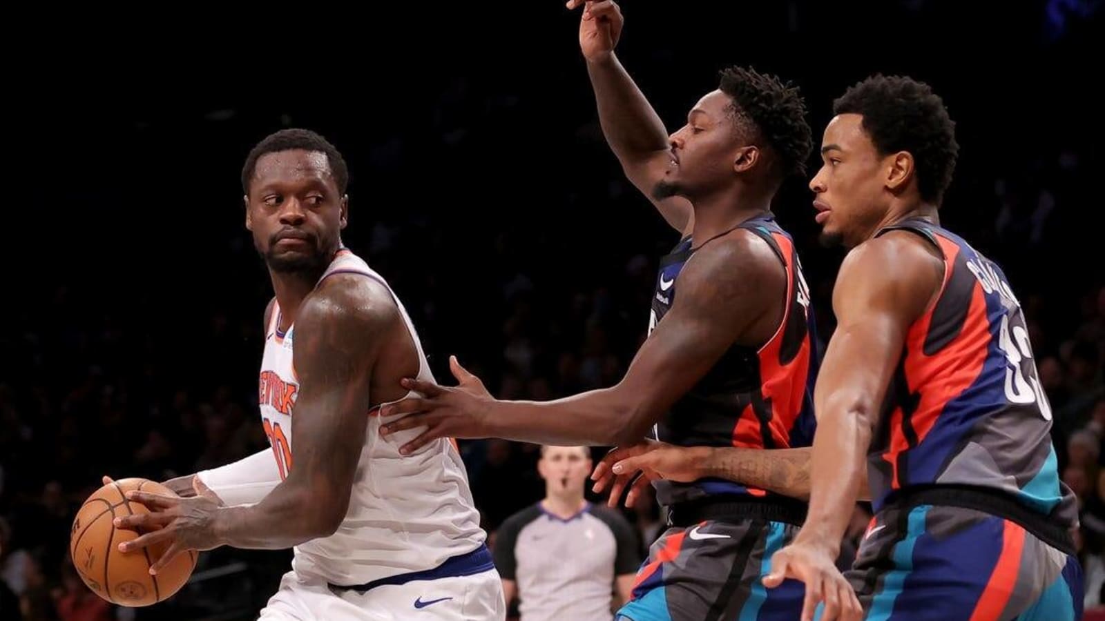 Knicks end road woes vs. Nets, win 121-102