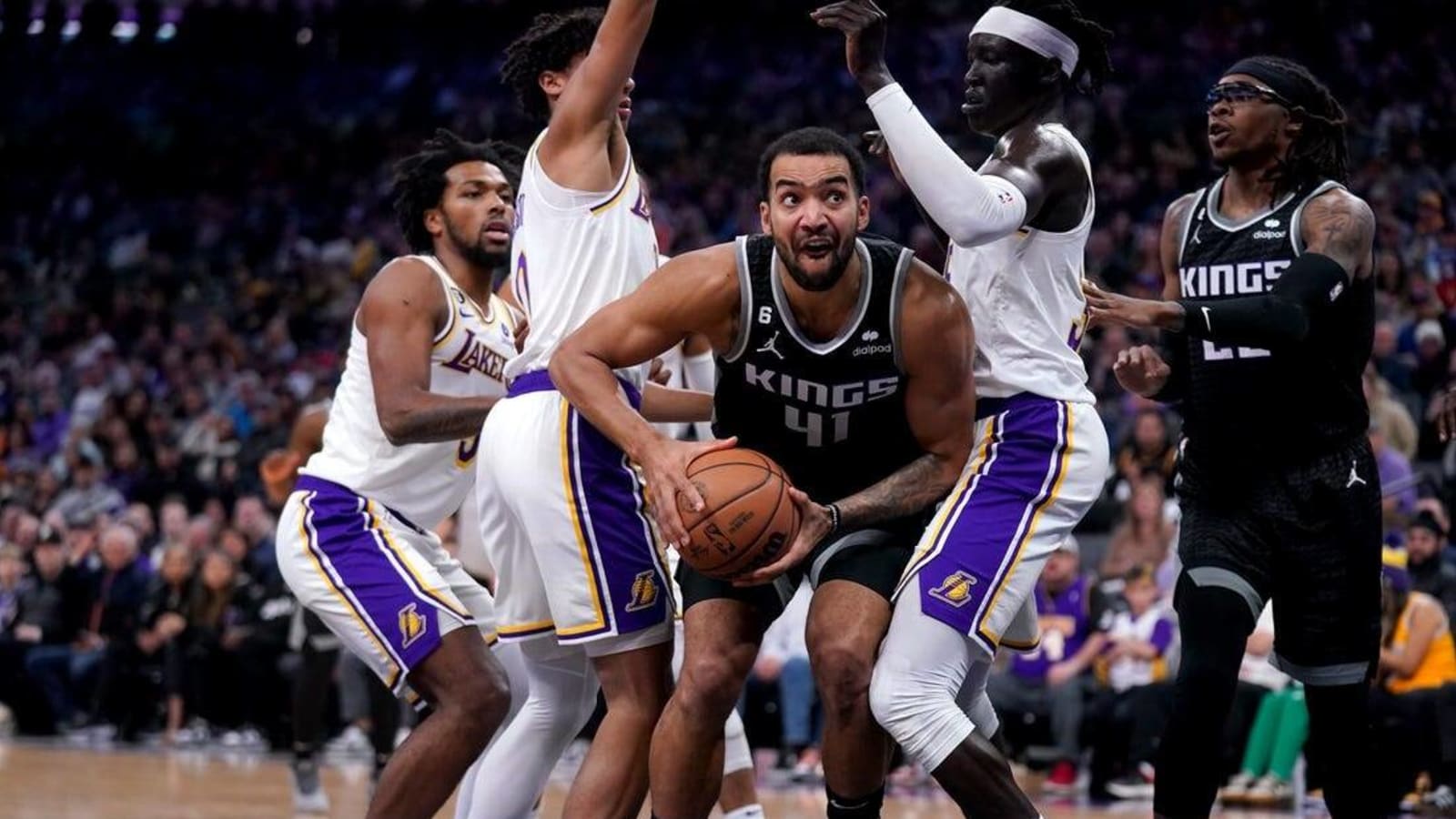 Lakers eke out win vs. Kings in offensive showcase