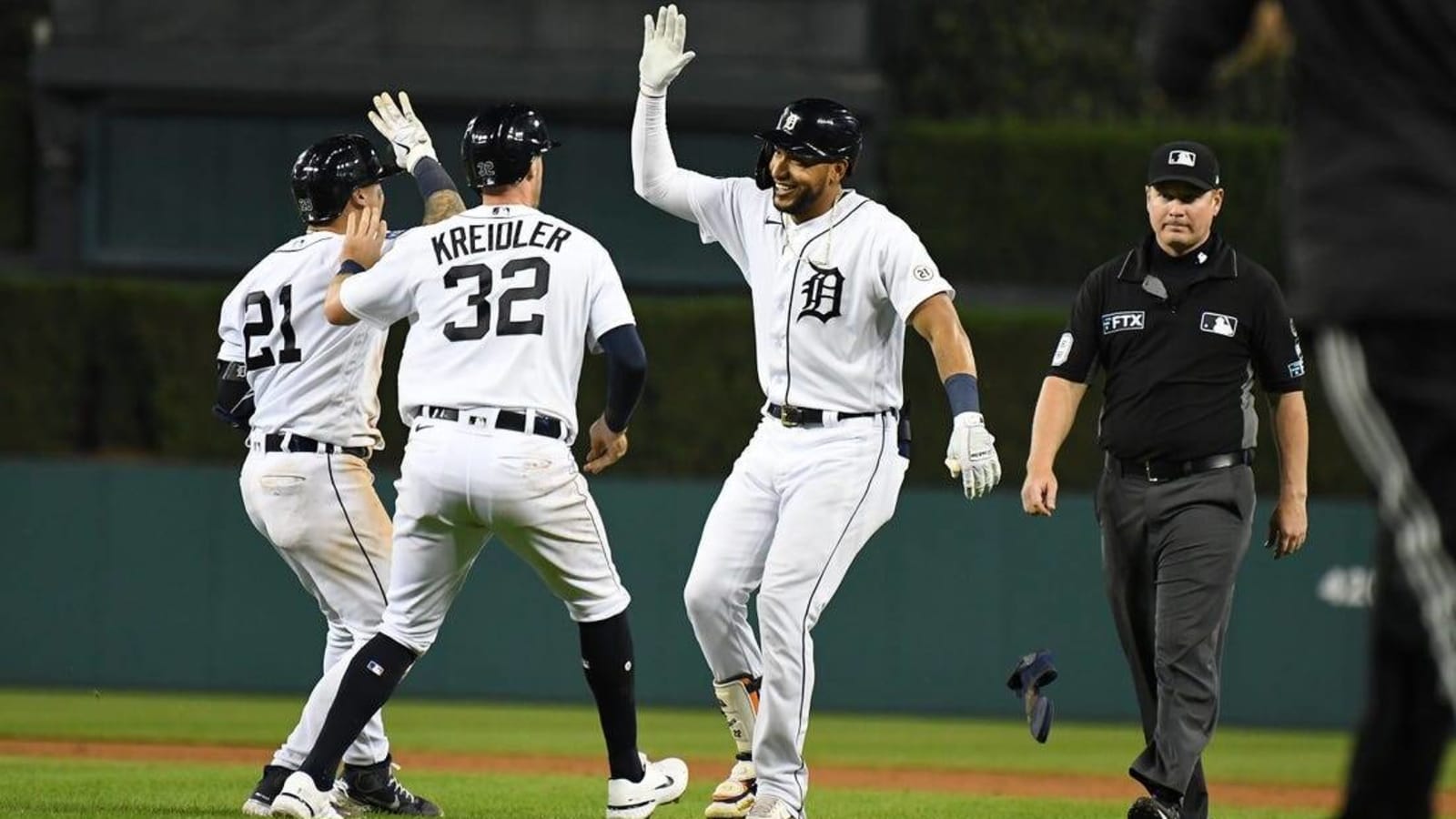 Tigers defeat White Sox on walk-off sac fly in 10th