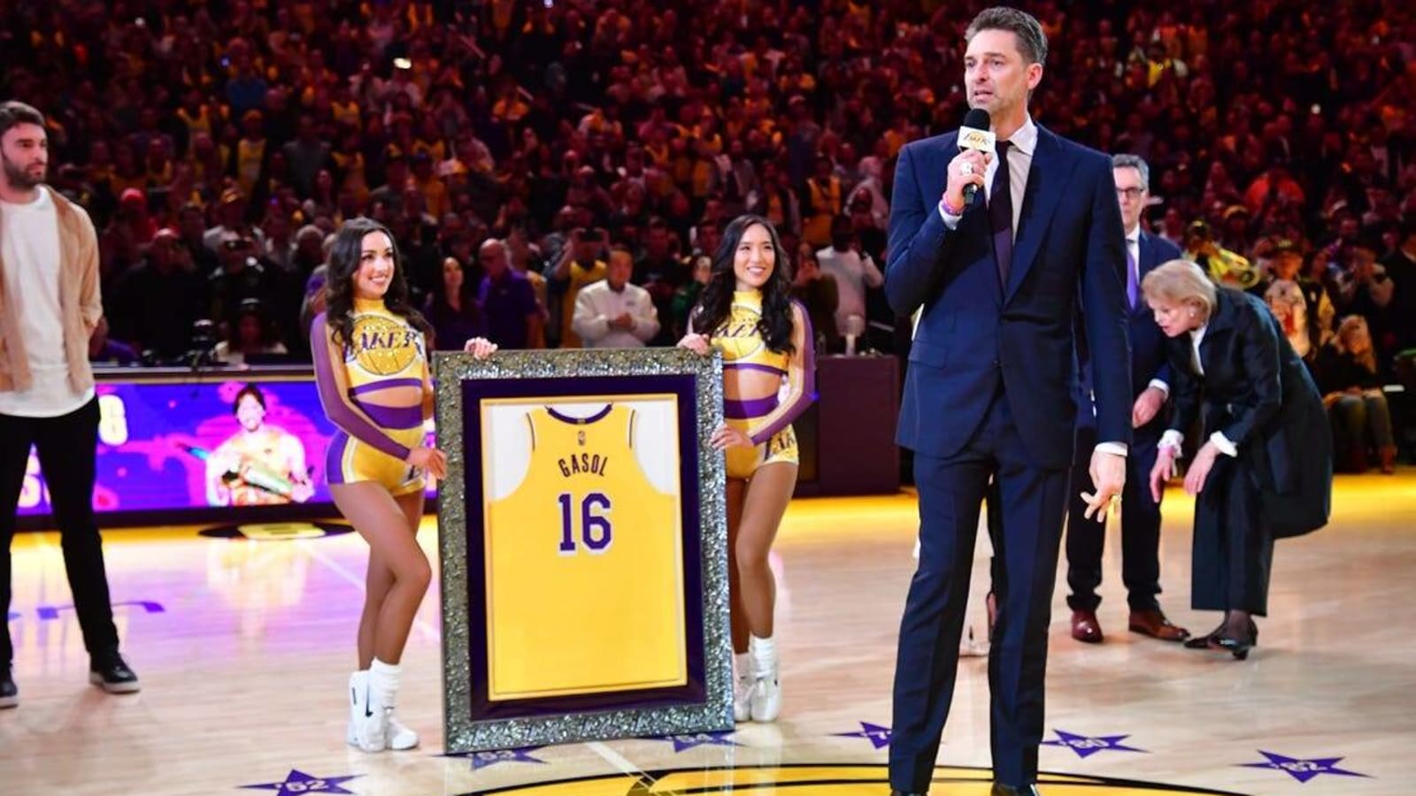 Lakers retire Pau Gasol&#39;s No. 16 jersey