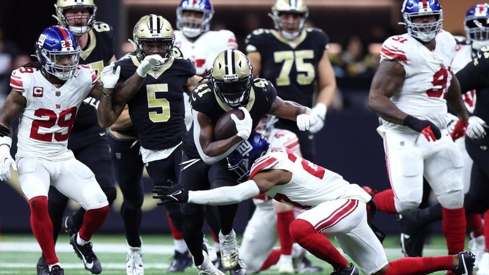 Derek Carr spreads wealth as Saints roll past Giants