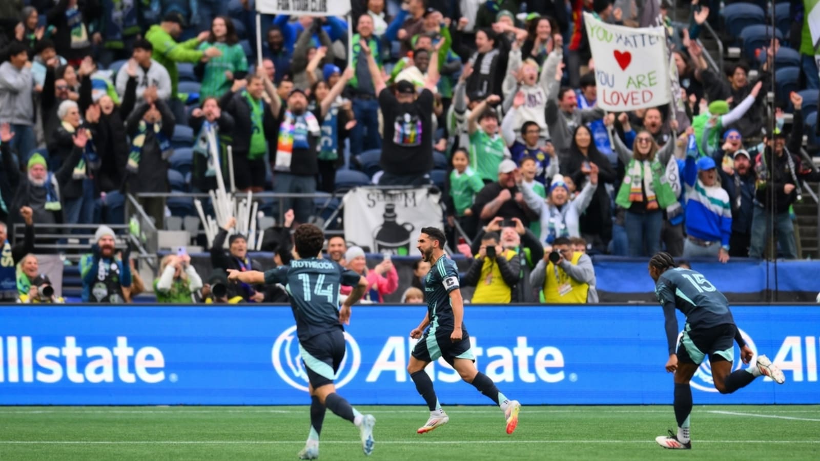 Jordan Morris' historic goal helps Sounders pound LAFC