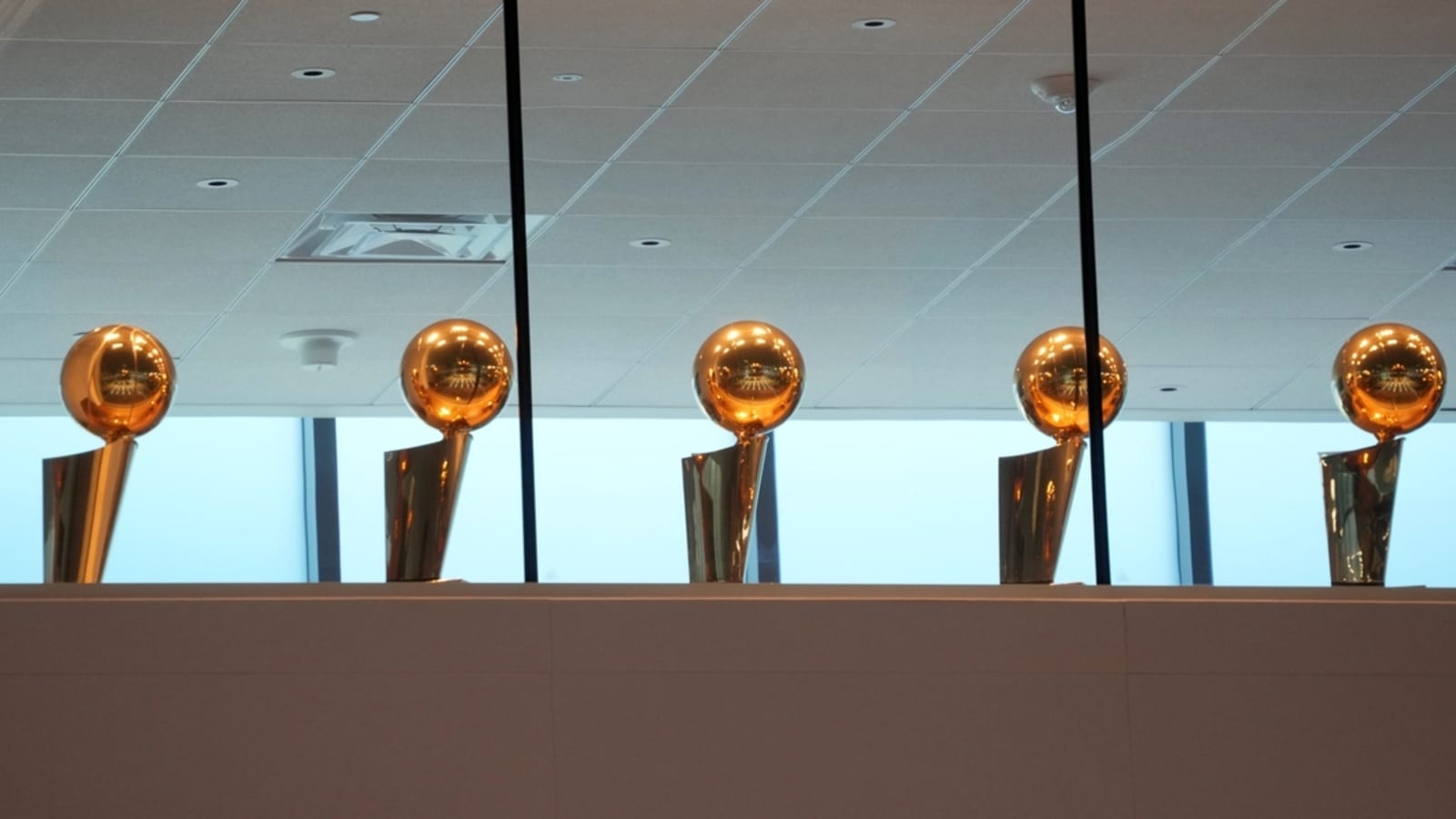 Lakers&#39; NBA title odds shorten after Luka Doncic-Anthony Davis trade