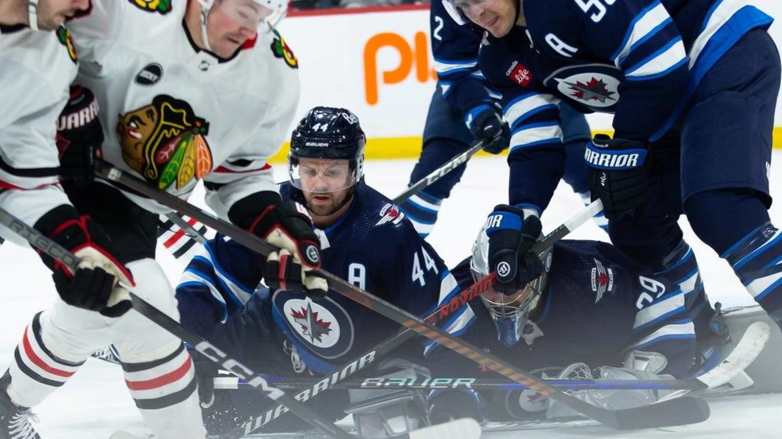 Jets beat Blackhawks, set mark with 8th straight win