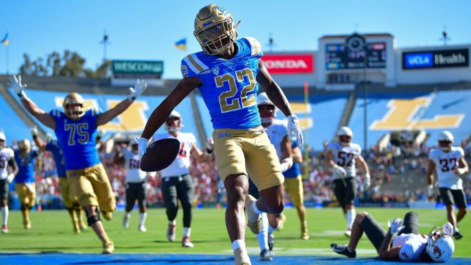 UCLA rallies in 4th quarter to topple No. 13 Wazzu, 25-17