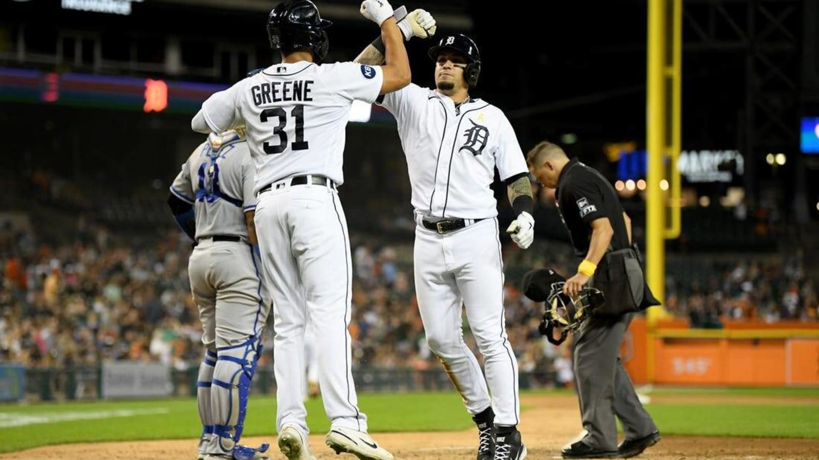 Harold Castro&#39;s pinch-hit RBI single lifts Tigers past Royals