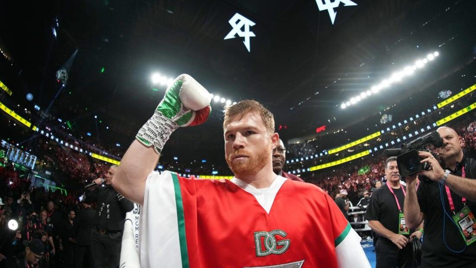 Canelo Alvarez keeps titles in lopsided win over Jermell Charlo