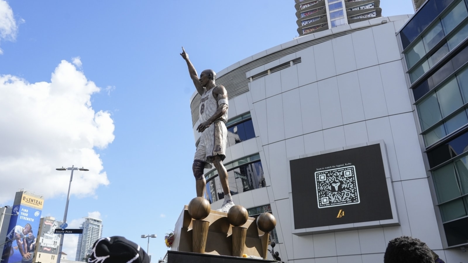 Report: Statue of Kobe Bryant, daughter set for unveiling