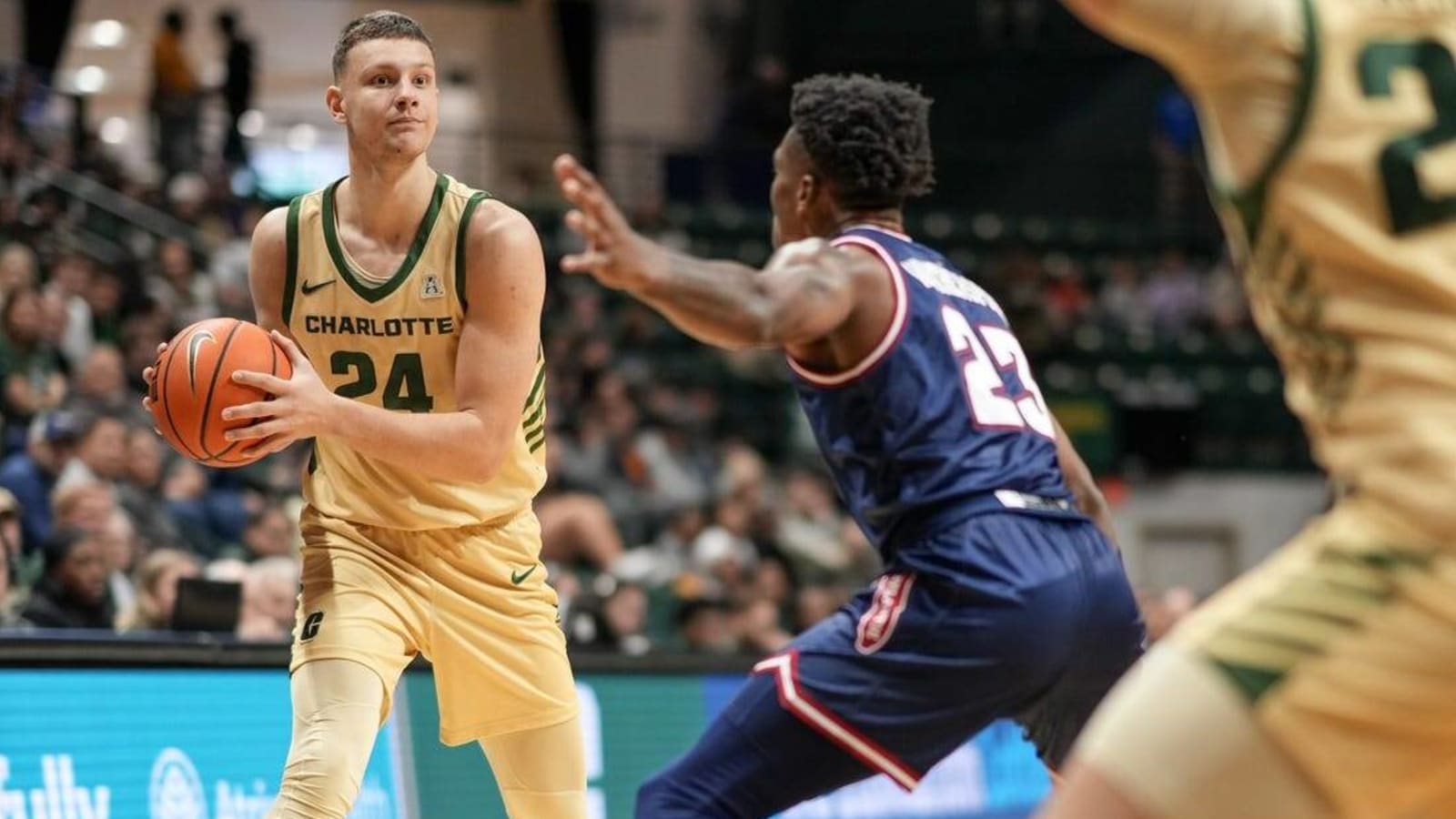 Charlotte scores late, holds off No. 17 FAU&#39;s rally