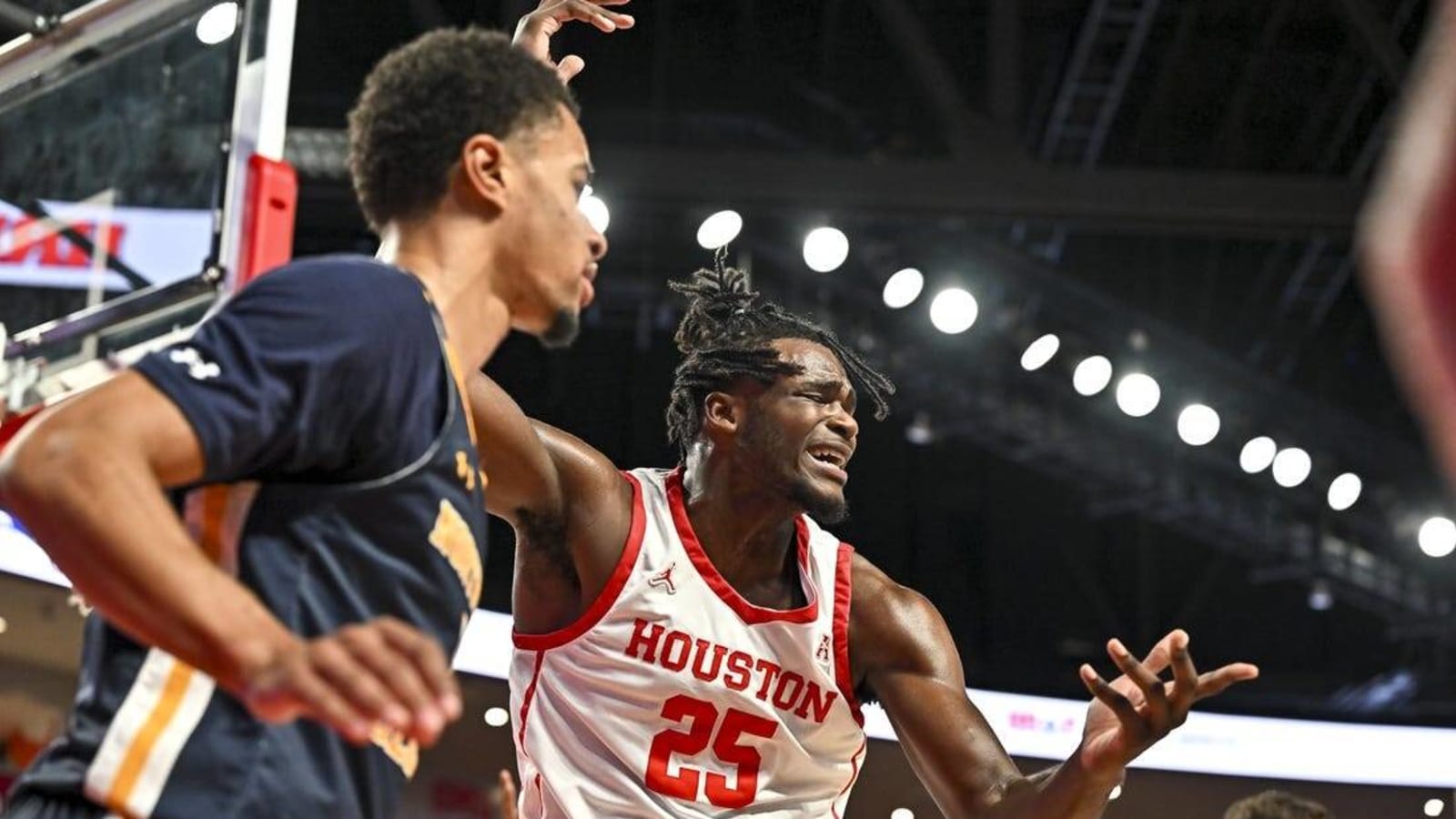 No. 3 Houston cruises into clash with Oral Roberts