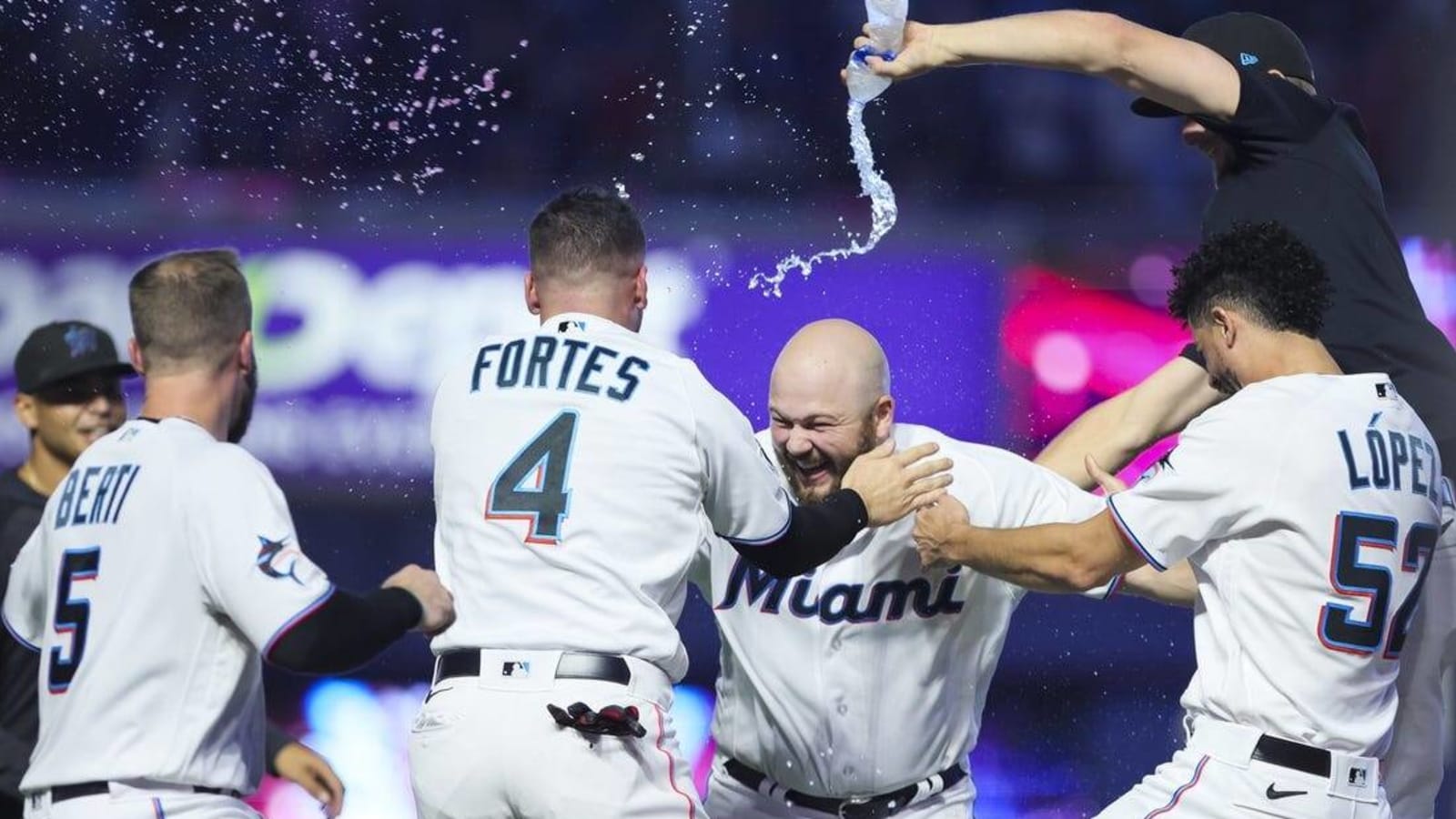 Marlins score five runs in ninth to stun Yankees