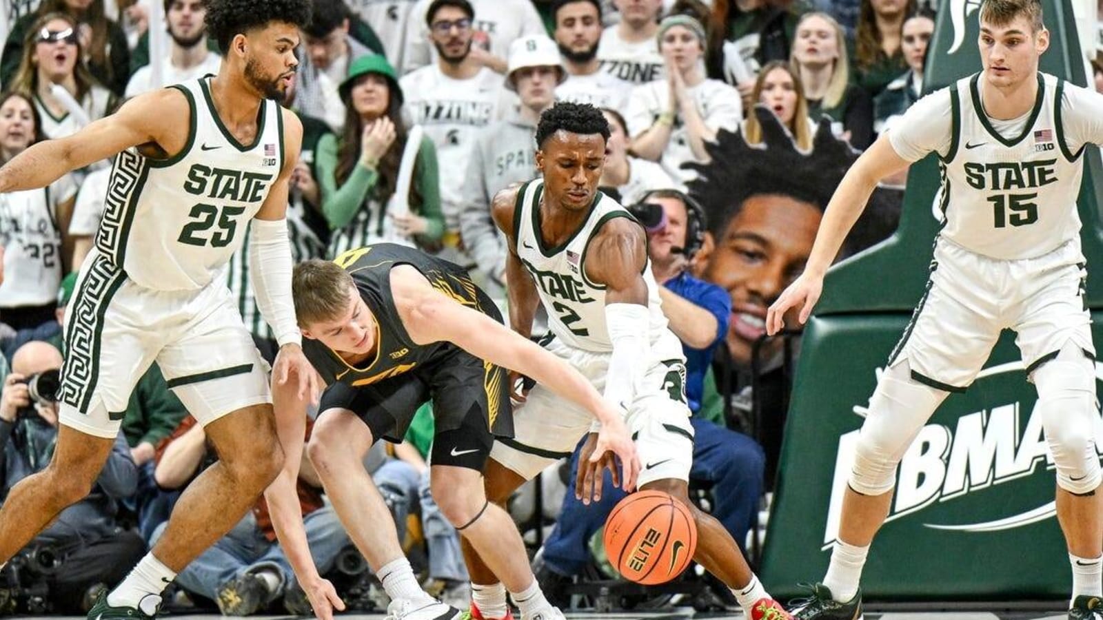 Payton Sandfort, Iowa end Michigan St.&#39;s win streak