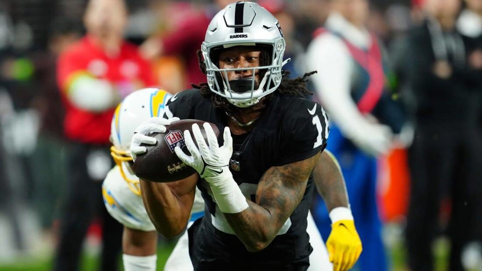 Raiders score team-record 63 points in blowout of Chargers
