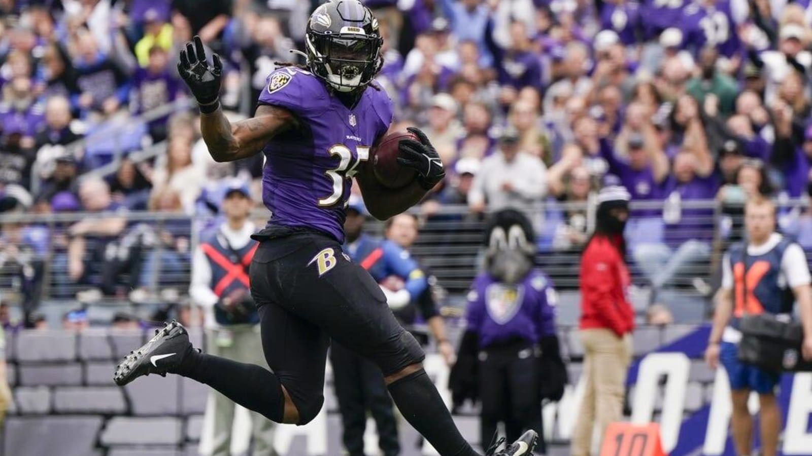 Gus Edwards&#39; strong season debut leads Ravens to win over Browns
