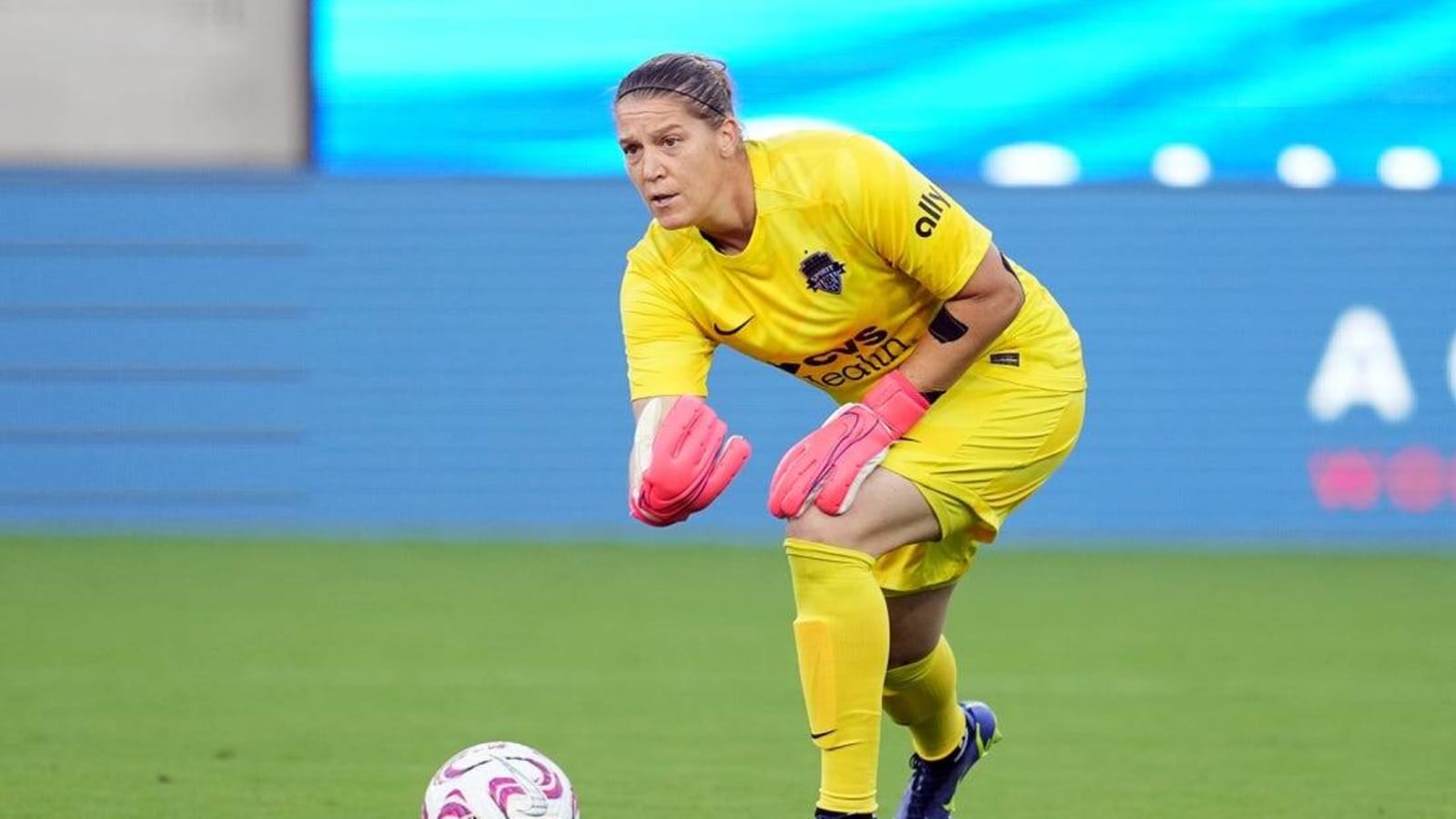 Spirit to bring back veteran GK Nicole Barnhart