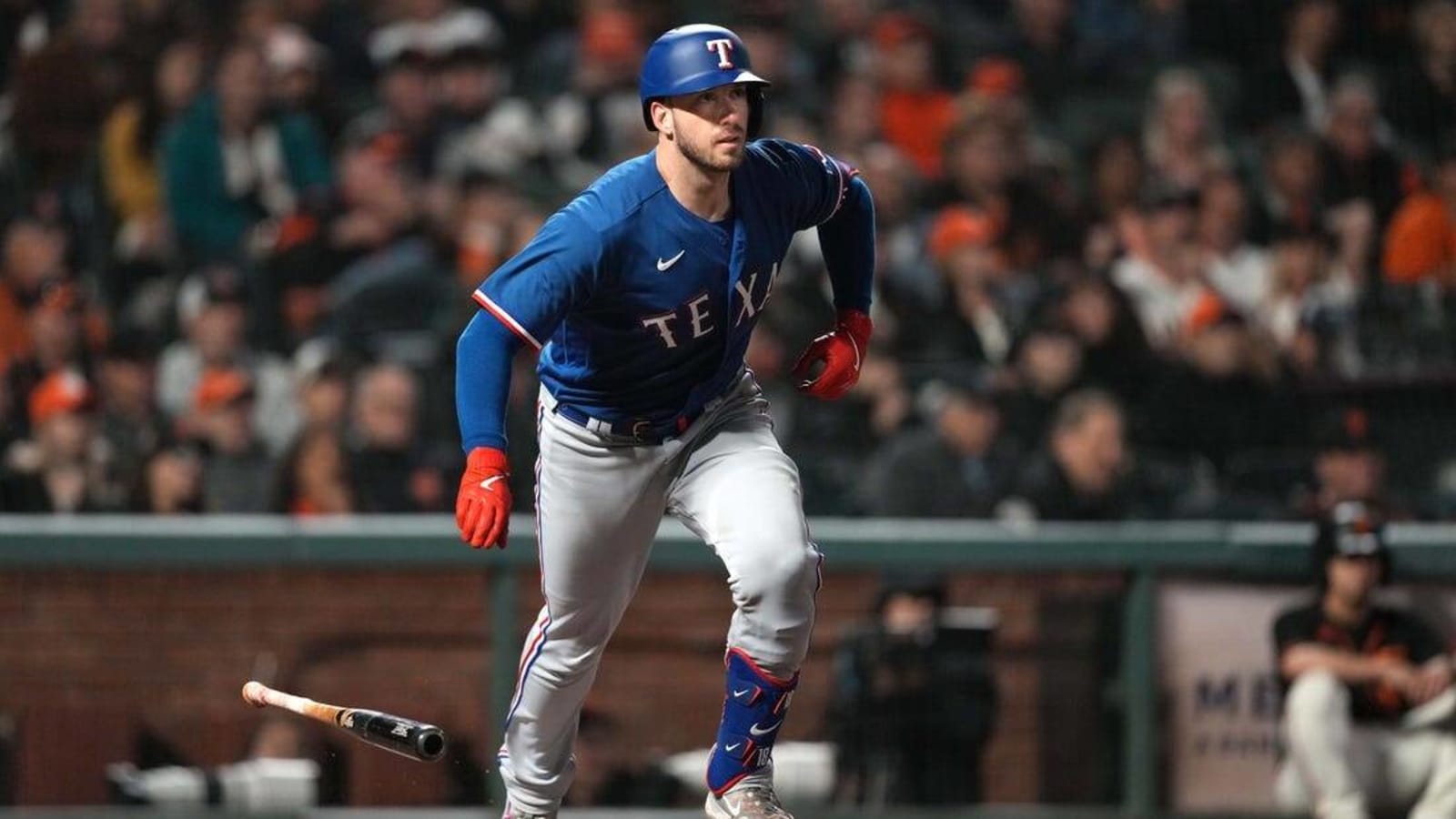Rangers collect 16 hits in overwhelming Giants