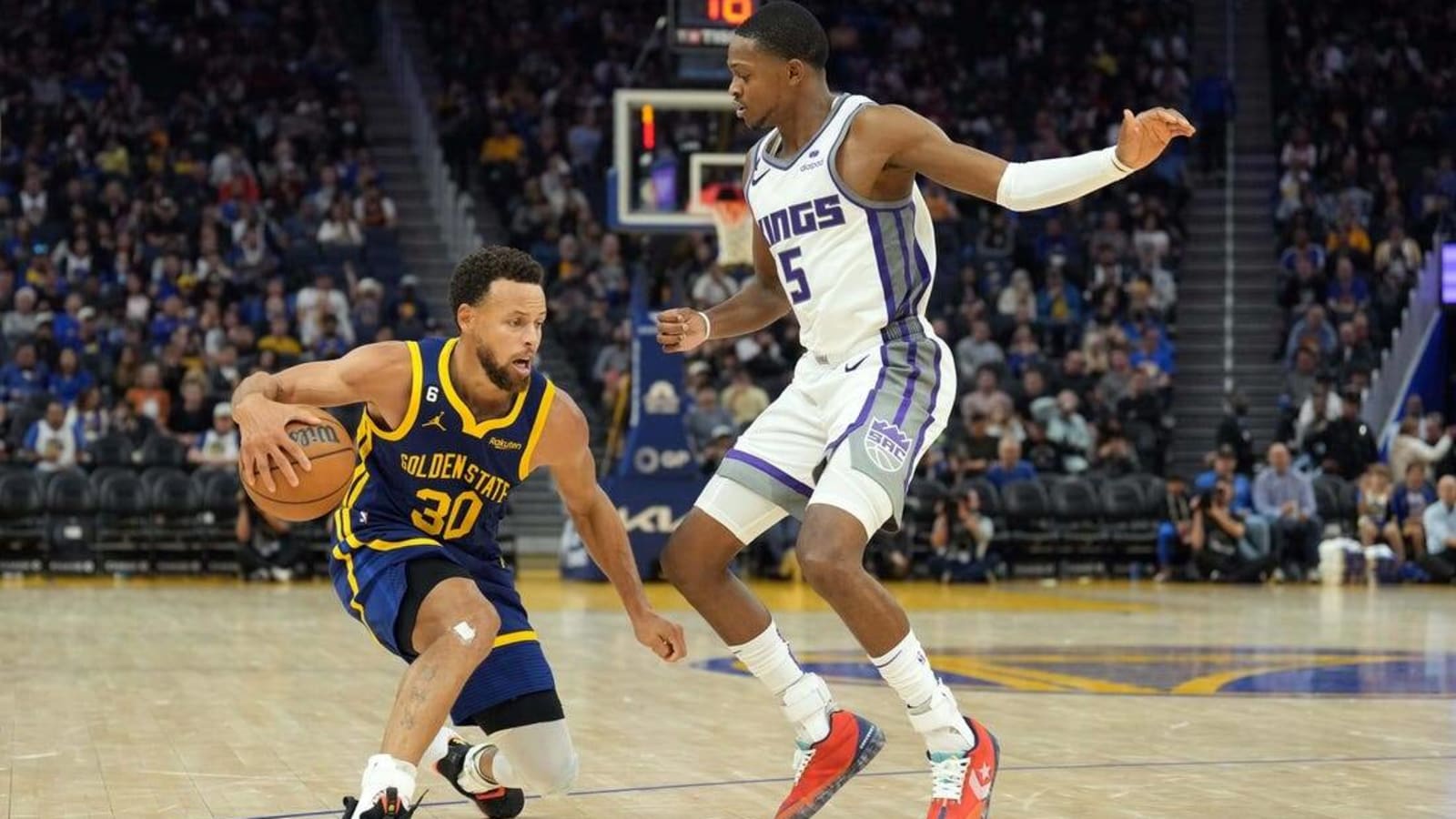 Warriors score 50 in 2nd quarter, hold off Kings, 130-125