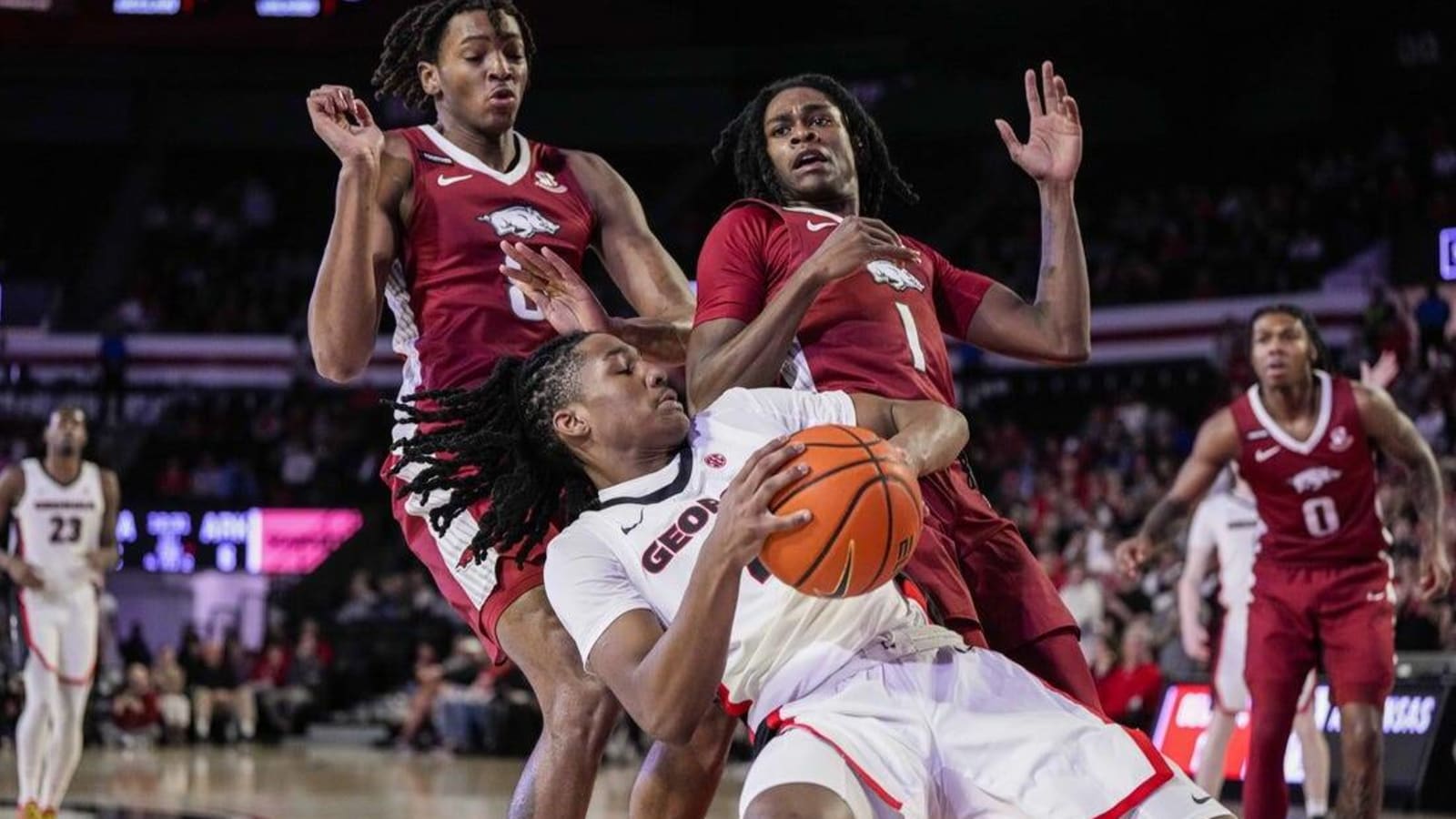 Georgia holds off Arkansas for 10th straight win