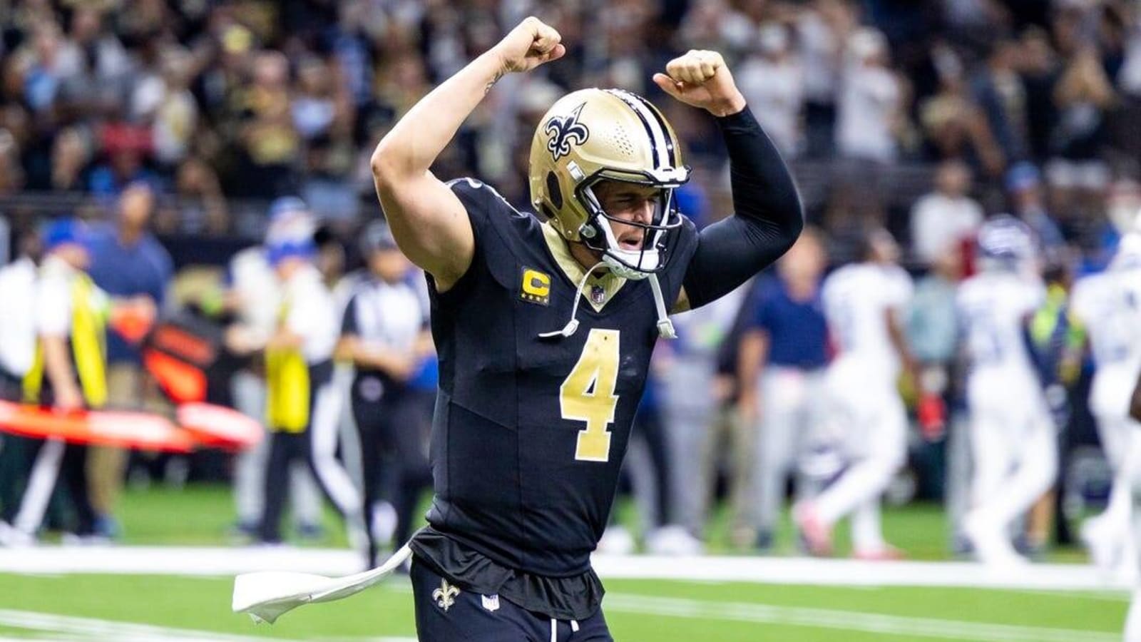 Saints edge Titans in Derek Carr&#39;s team debut